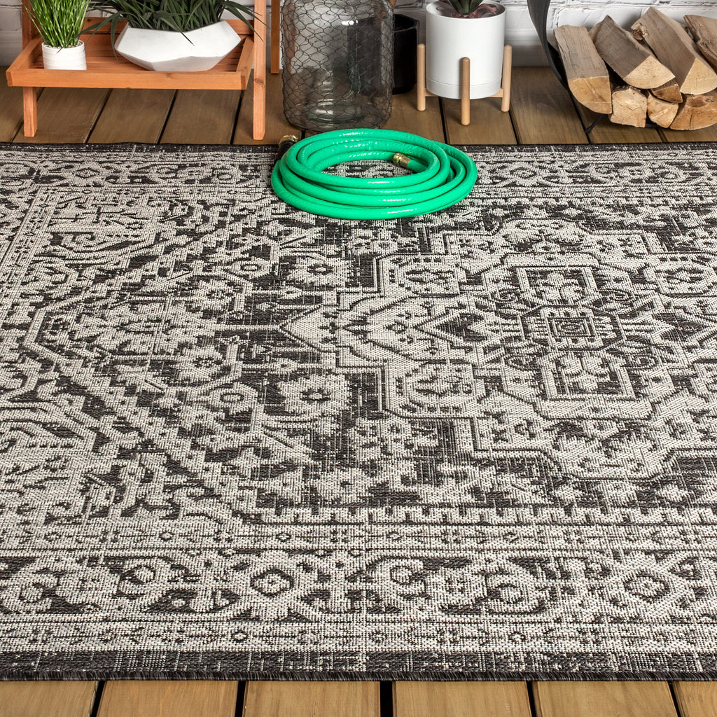 Sinjuri Medallion Textured Weave Indoor/Outdoor Area Rug