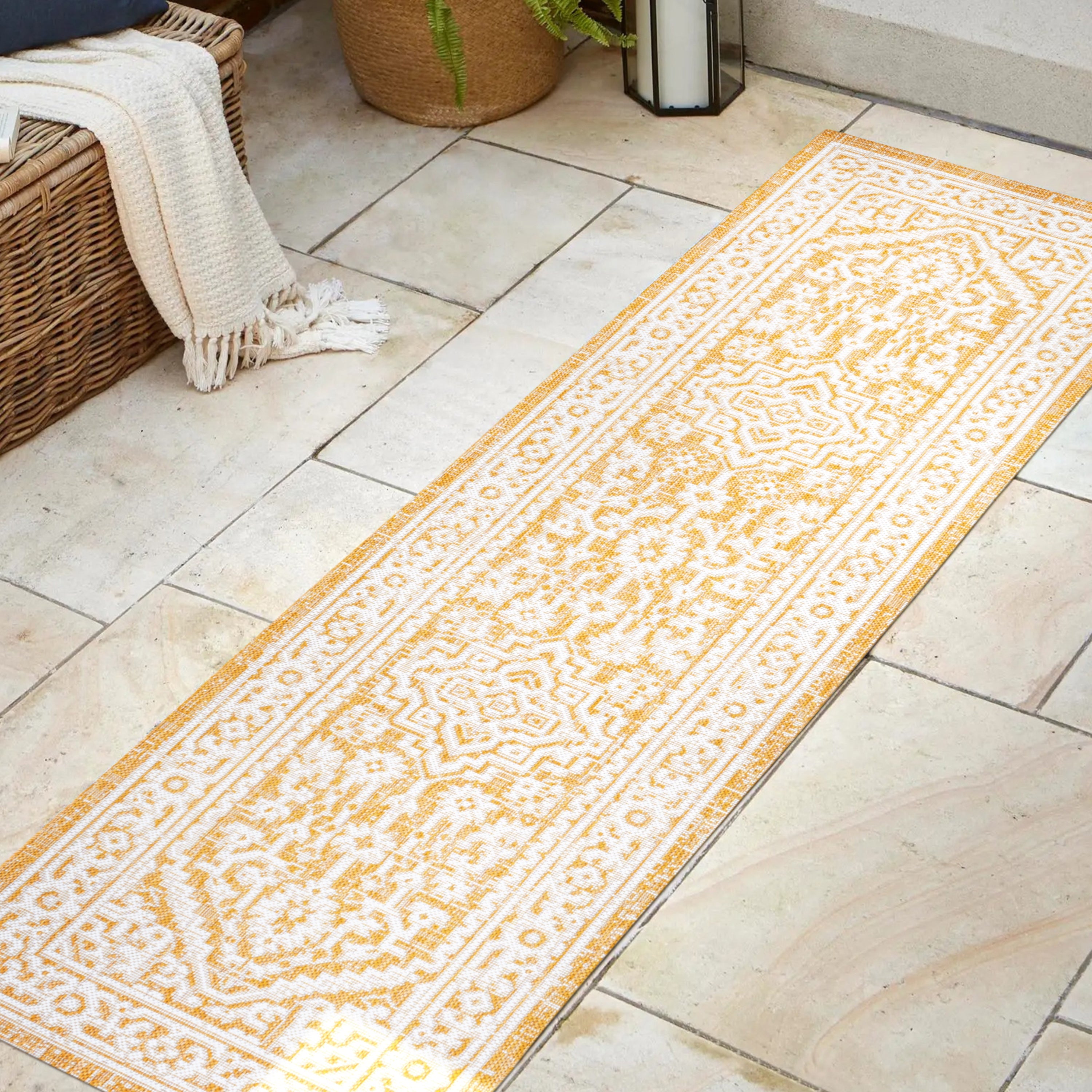 Sinjuri Medallion Textured Weave Indoor/Outdoor Area Rug