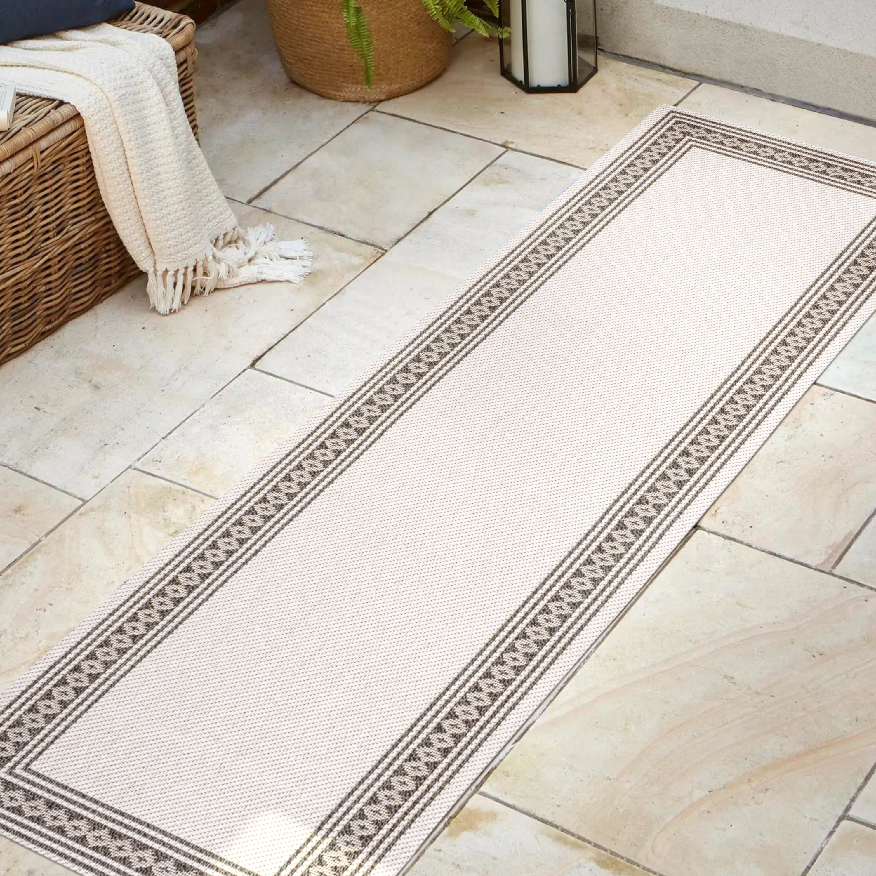Lucia Classic Diamond Border Indoor/Outdoor Area Rug